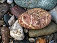 Rötlicher Stein mit vagen hellen Strukturen